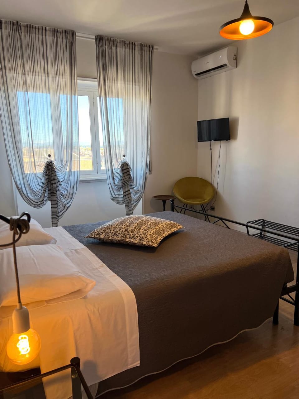 Bed, TV and multimedia, Photo of the whole room, Bedroom, air conditioner