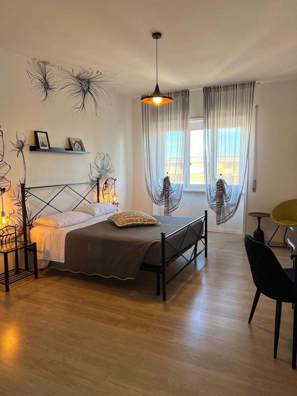 Bed, Photo of the whole room, Bedroom