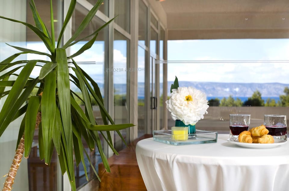 Food and drinks, Food, Sea view, Drinks, Alcoholic drinks