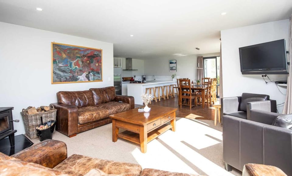 Communal lounge/ TV room, TV and multimedia, Kitchen or kitchenette, Living room, Seating area, Dining area, Evening entertainment