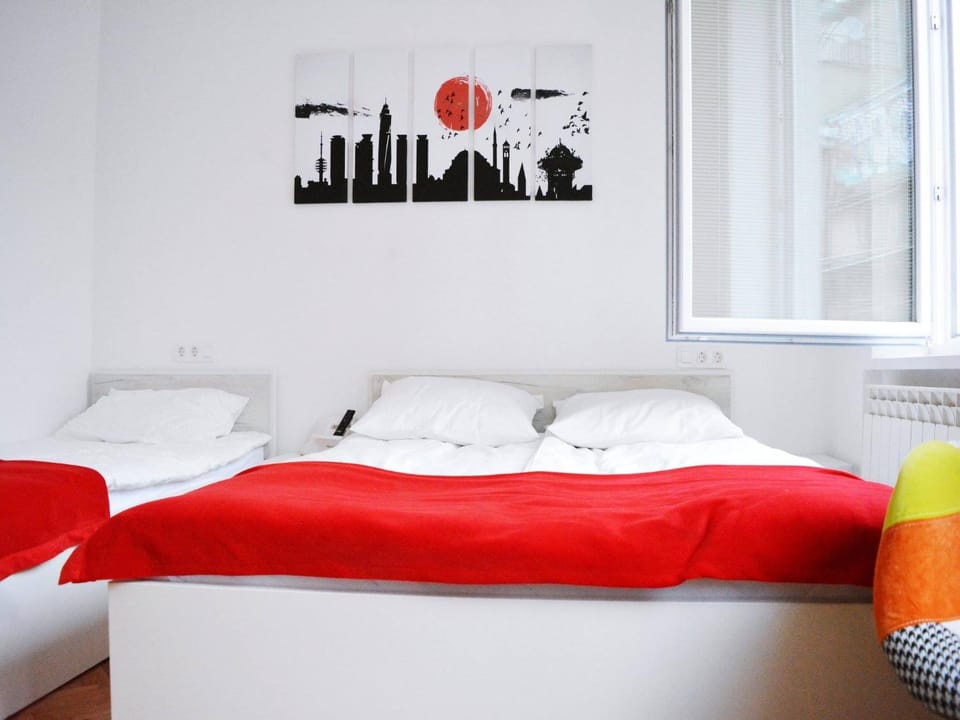 Bed, Day, Decorative detail, Bedroom, Street view