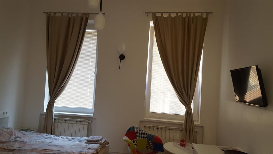 Communal lounge/ TV room, Bed, TV and multimedia, Bedroom