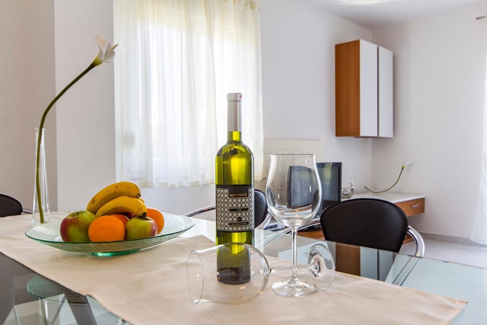 TV and multimedia, Living room, Dining area, Alcoholic drinks
