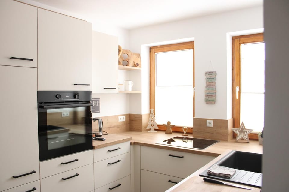 Kitchen or kitchenette, dishwasher, stove