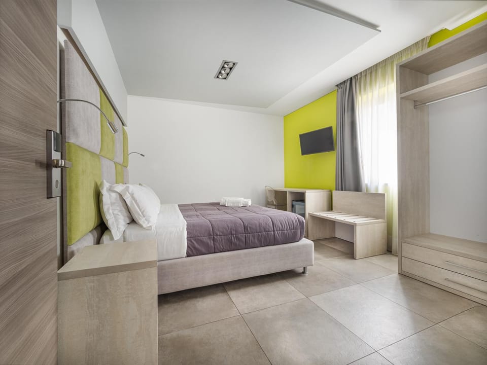 Bed, TV and multimedia, Bedroom, wardrobe