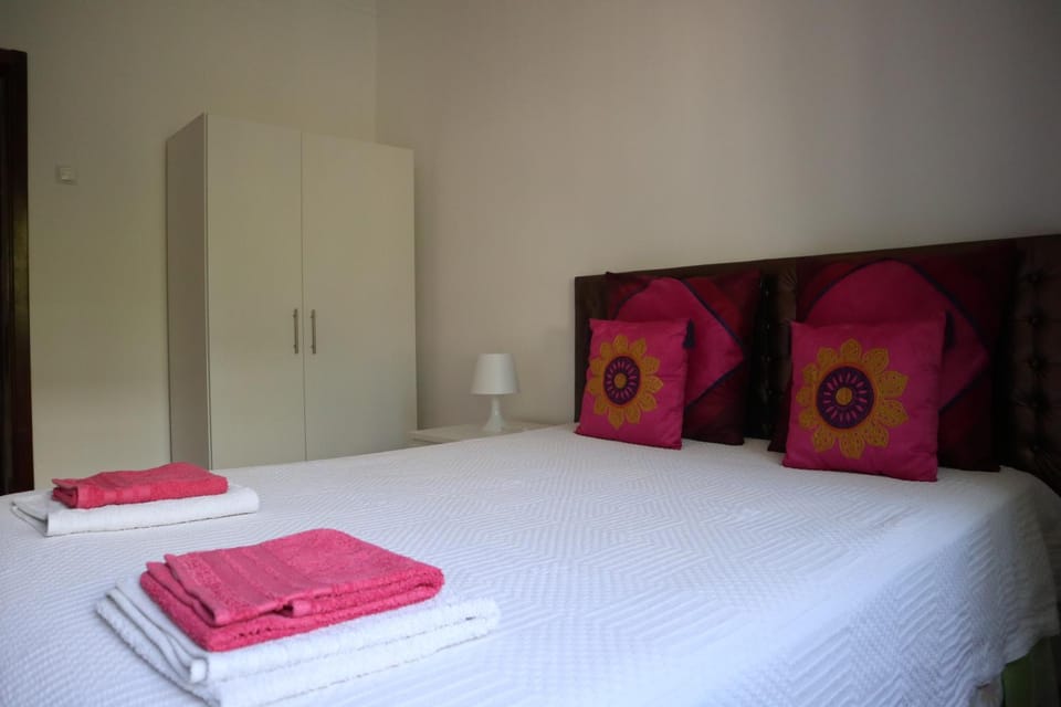 Bedroom, towels
