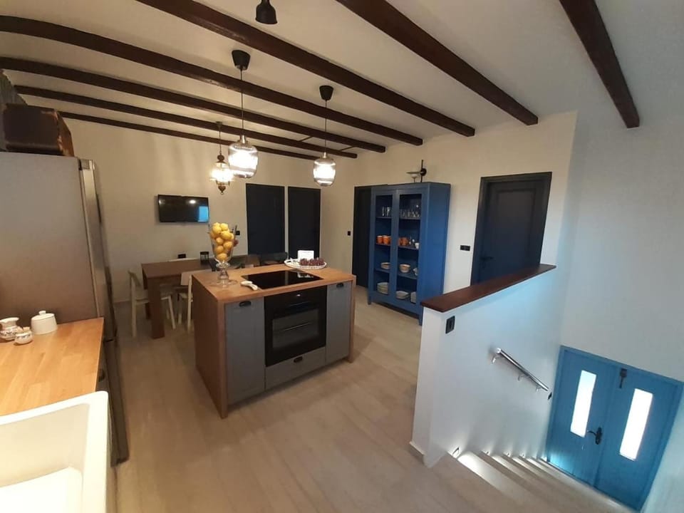 TV and multimedia, Kitchen or kitchenette, Living room, Seating area, Dining area