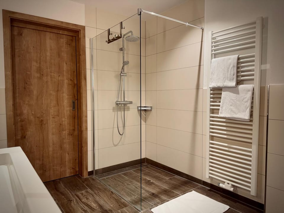 Shower, Bathroom, children, young children, older children, Facility for disabled guests, towels, laundry