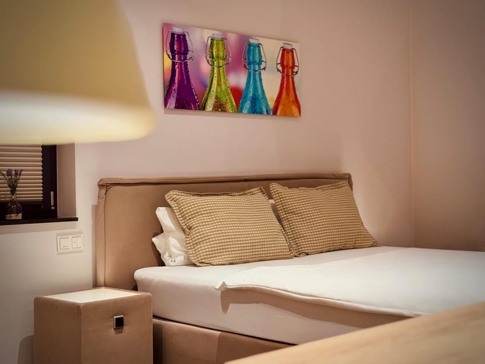 Bed, Living room, Photo of the whole room, Bedroom, cot, Facility for disabled guests, towels, laundry