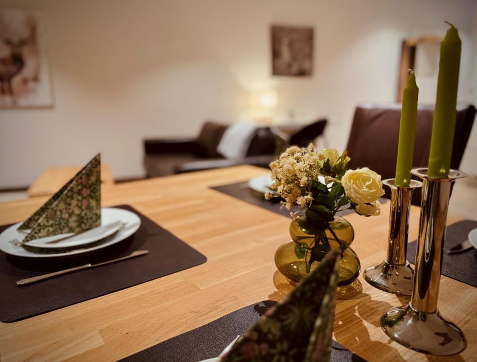 TV and multimedia, Living room, Decorative detail, Dining area, Food, Lunch, Dinner