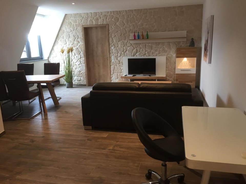 Nearby landmark, Restaurant/places to eat, TV and multimedia, Living room, Photo of the whole room, Seating area, Dining area, Shopping Area