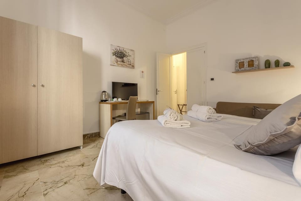 Bed, TV and multimedia, Photo of the whole room, Bedroom, towels, wardrobe, air conditioner