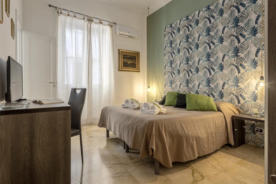 Bed, TV and multimedia, Living room, Photo of the whole room, Bedroom, air conditioner