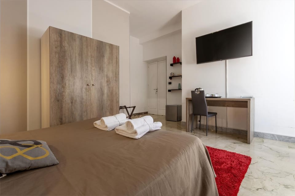 Bed, TV and multimedia, Photo of the whole room, Bedroom, towels, wardrobe