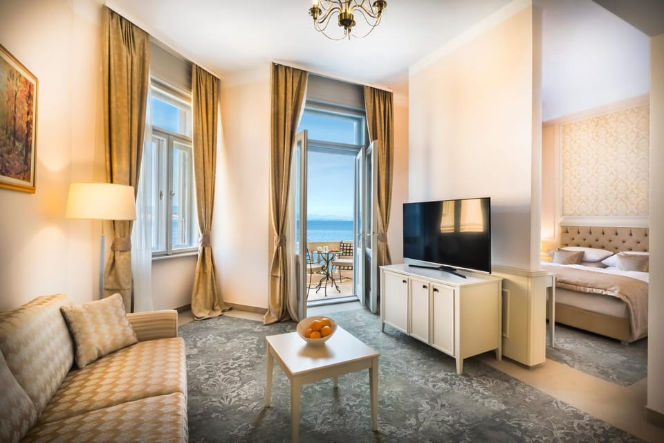 TV and multimedia, Living room, Photo of the whole room, Seating area, Bedroom