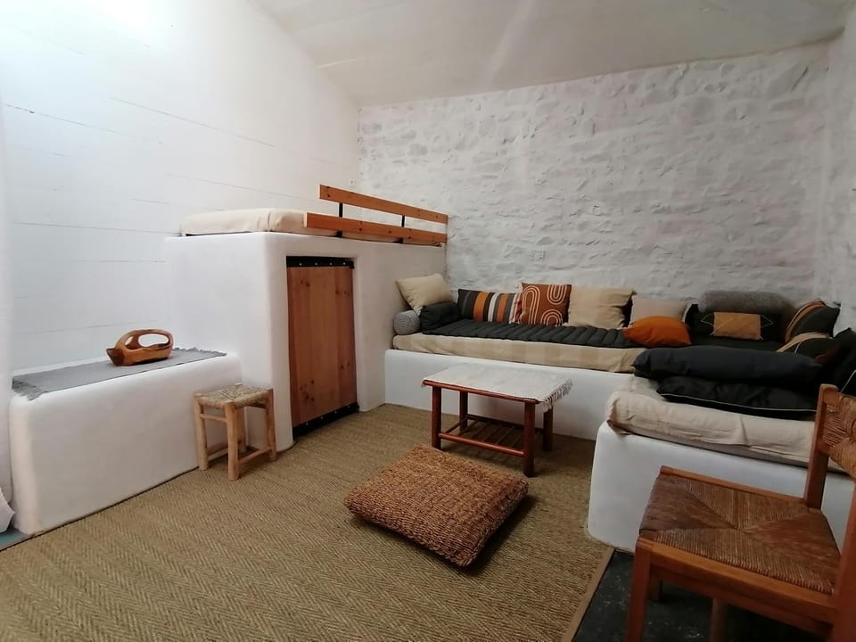 Bed, Living room, Photo of the whole room, Decorative detail, Bedroom