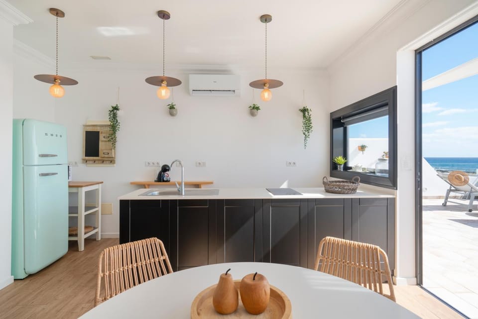 Kitchen or kitchenette, Dining area, Sea view