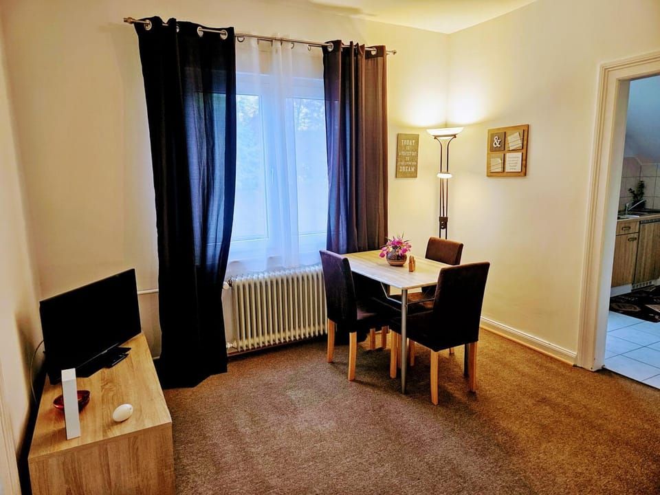 TV and multimedia, Living room, Seating area, Dining area