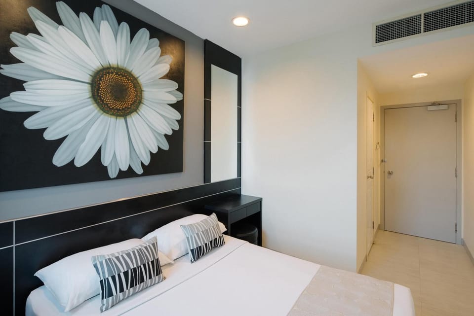 Bed, Photo of the whole room, Decorative detail
