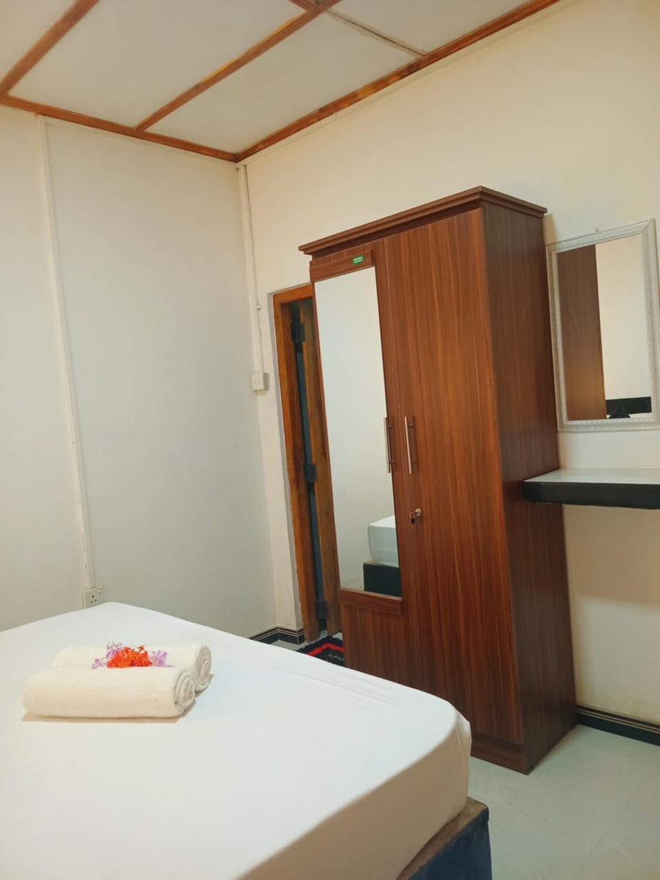 Bed, Bedroom, towels, wardrobe