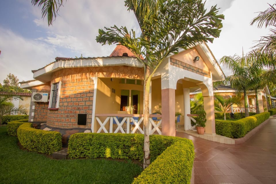 Property building, Facade/entrance, Day, Garden