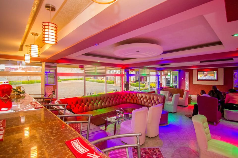 Restaurant/places to eat, TV and multimedia, Seating area, Breakfast