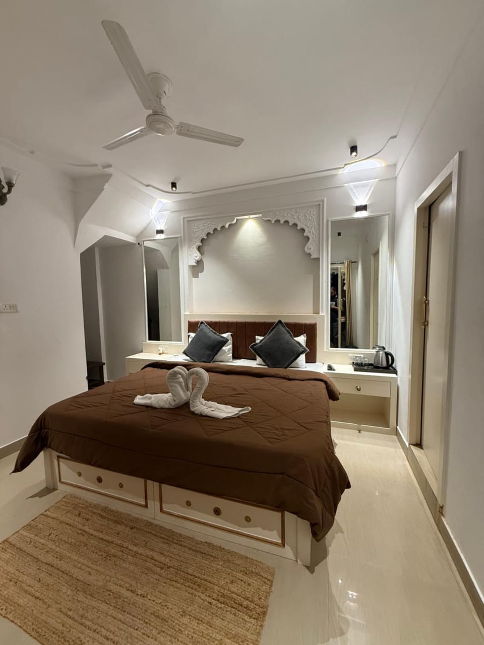 Peacock Guest House - Lake View Hotel In Udaipur Bed and Breakfast in Udaipur