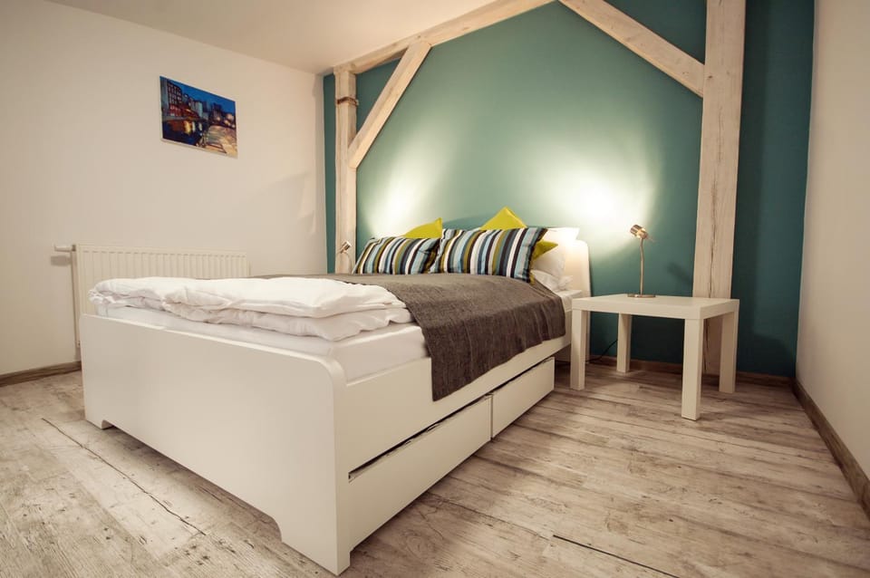 Bed, People, Bedroom, Guests, Area and facilities, Family