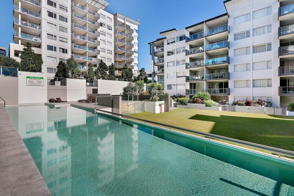 Property building, Day, Garden, Swimming pool, sunbed