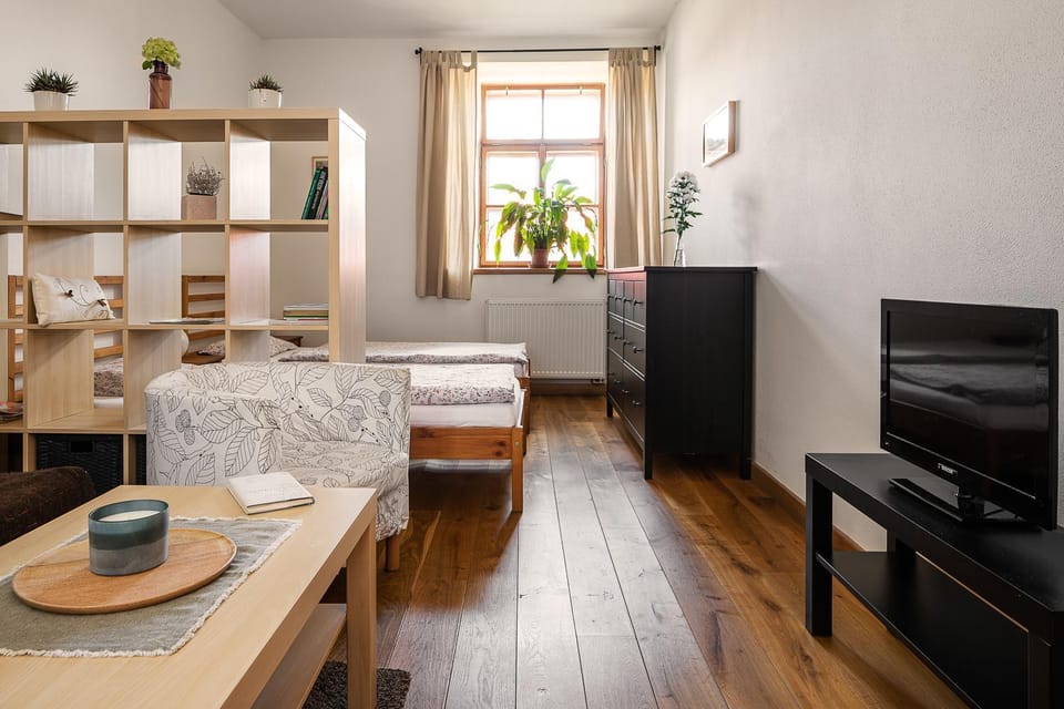 TV and multimedia, Seating area, Bedroom