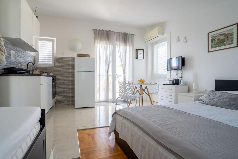 Kitchen or kitchenette, Bedroom