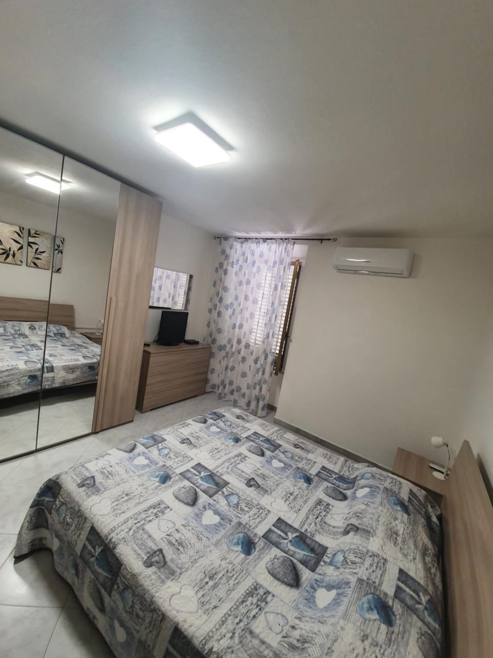 Photo of the whole room, Bedroom