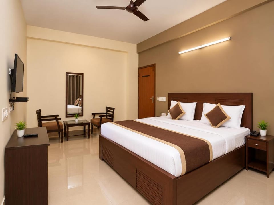 Bed, TV and multimedia, Photo of the whole room, Bedroom