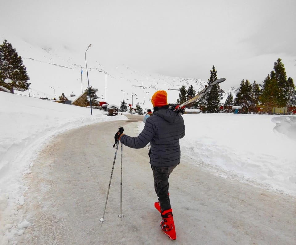 Day, People, Natural landscape, Winter, Ski School, Ski School, Skiing, Skiing, Mountain view, Mountain view, Street view, Street view, group of guests, Quiet street view