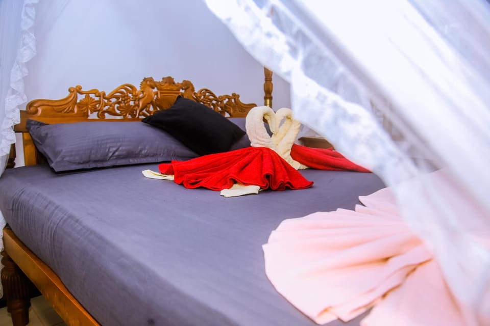 Bed, Bedroom, towels