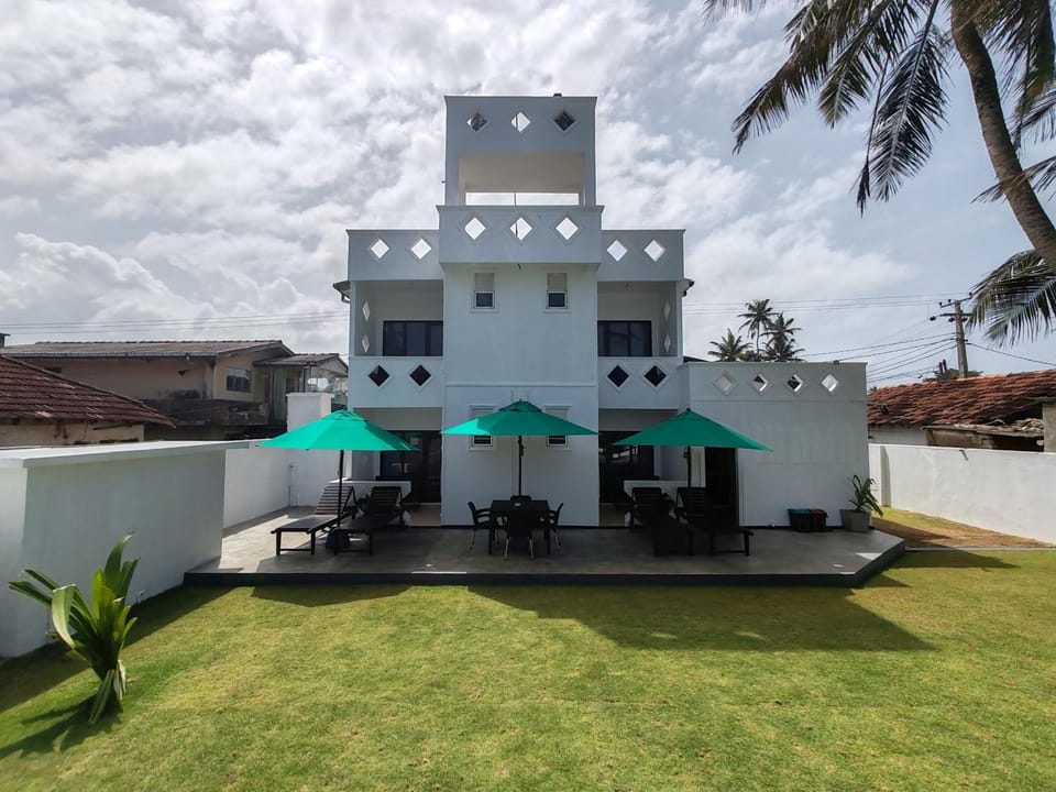 Property building, Patio, Garden, Garden view, sunbed