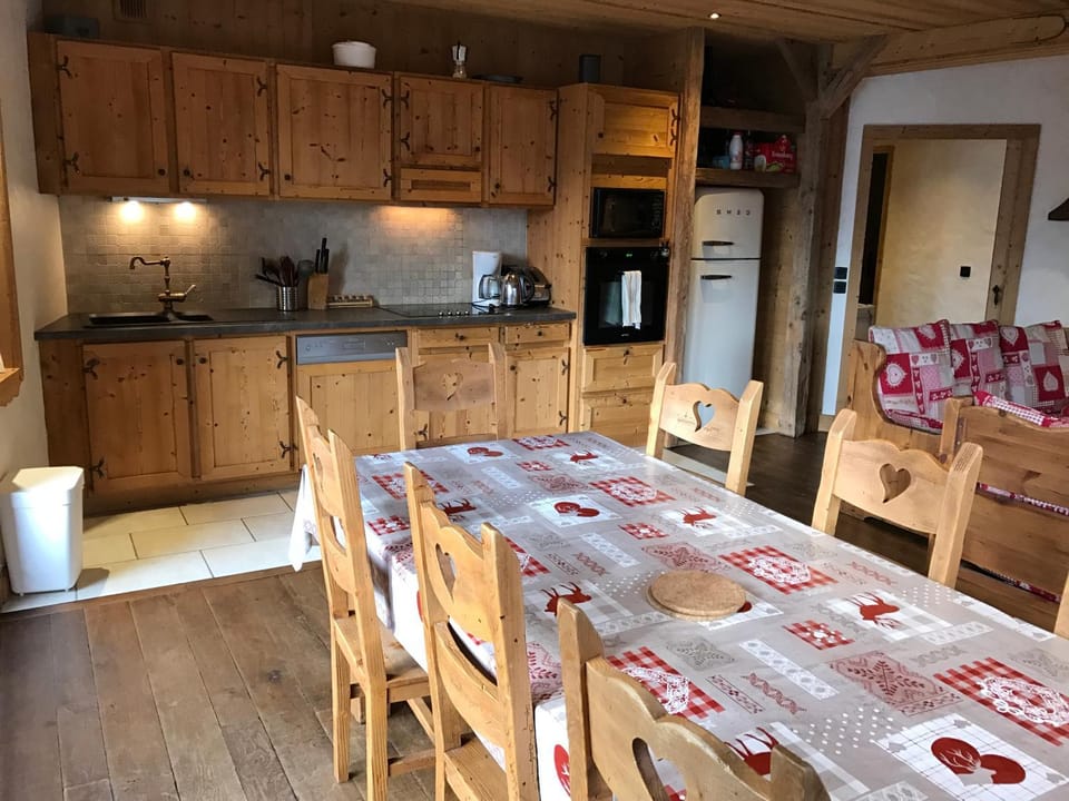 Kitchen or kitchenette, Dining area