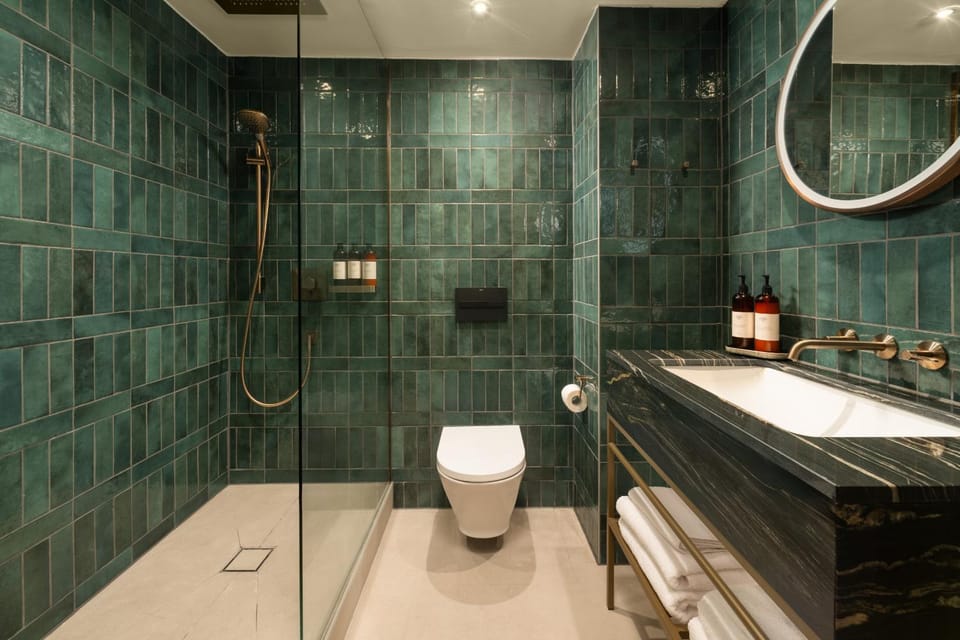 Shower, Toilet, Bathroom, towels