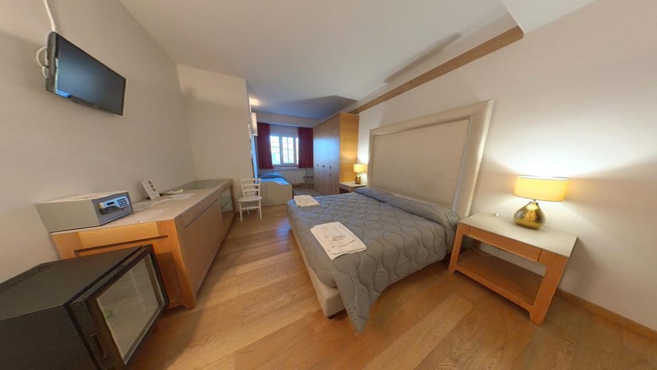 Communal lounge/ TV room, Bed, TV and multimedia, Photo of the whole room, Bedroom, hair dresser, towels
