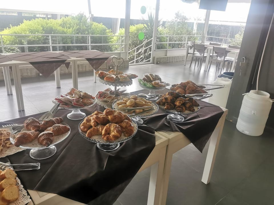 Restaurant/places to eat, Food and drinks, Banquet/Function facilities, Food, Breakfast, Buffet breakfast
