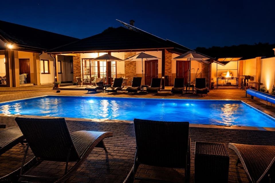 Pool view, Swimming pool, sunbed