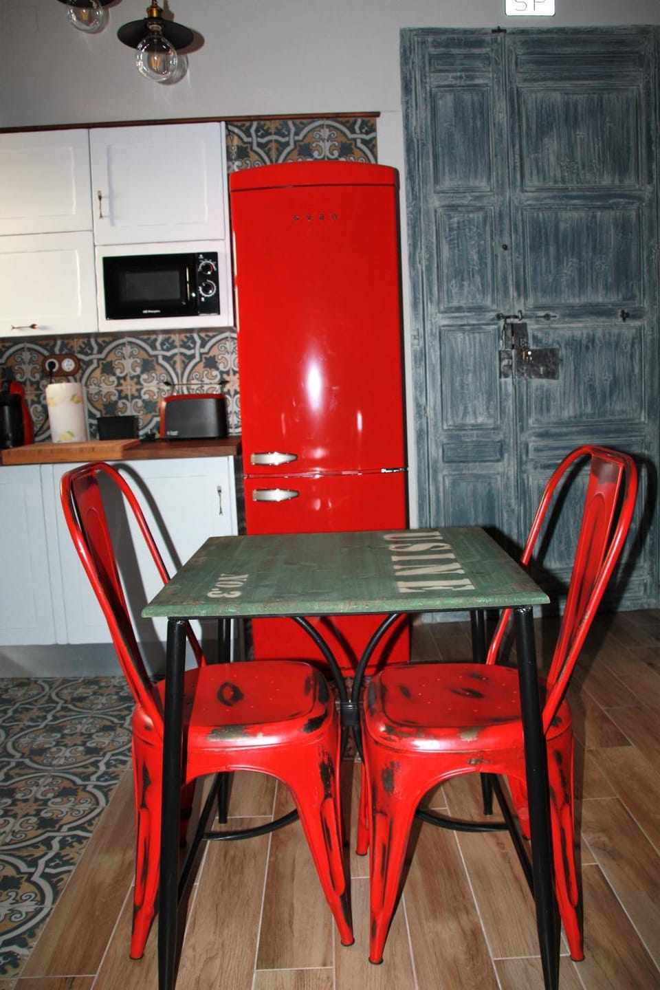 Kitchen or kitchenette, Dining area