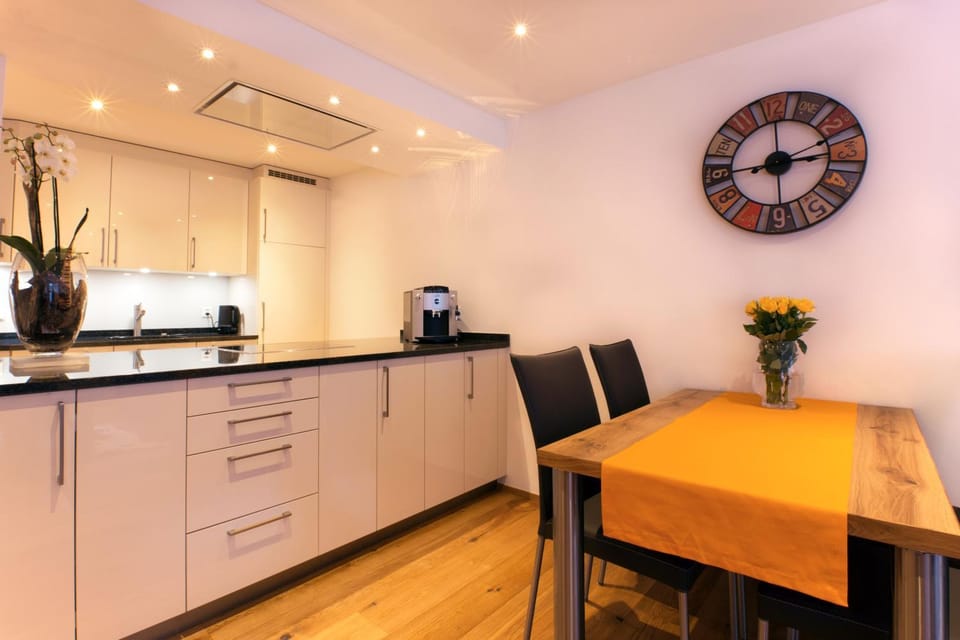 Kitchen or kitchenette, Dining area, minibar, stove