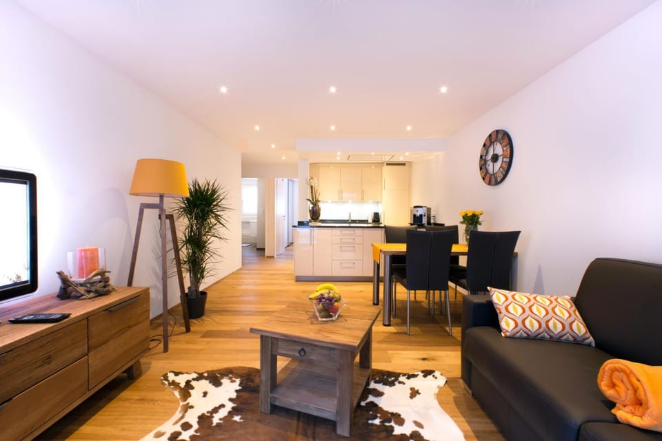 Balcony/Terrace, Living room, Photo of the whole room, Food, children, locker, towels, kitchen