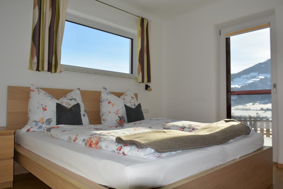Bed, Photo of the whole room, Bedroom, Mountain view