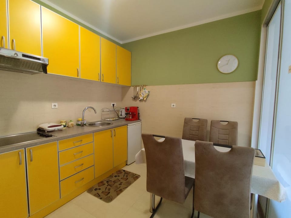 Kitchen or kitchenette, Dining area, stove