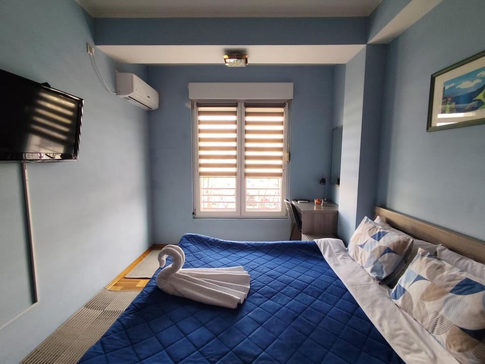 Bed, TV and multimedia, Photo of the whole room, Bedroom, towels, air conditioner