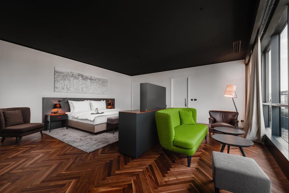 Bed, Photo of the whole room, Seating area, Bedroom