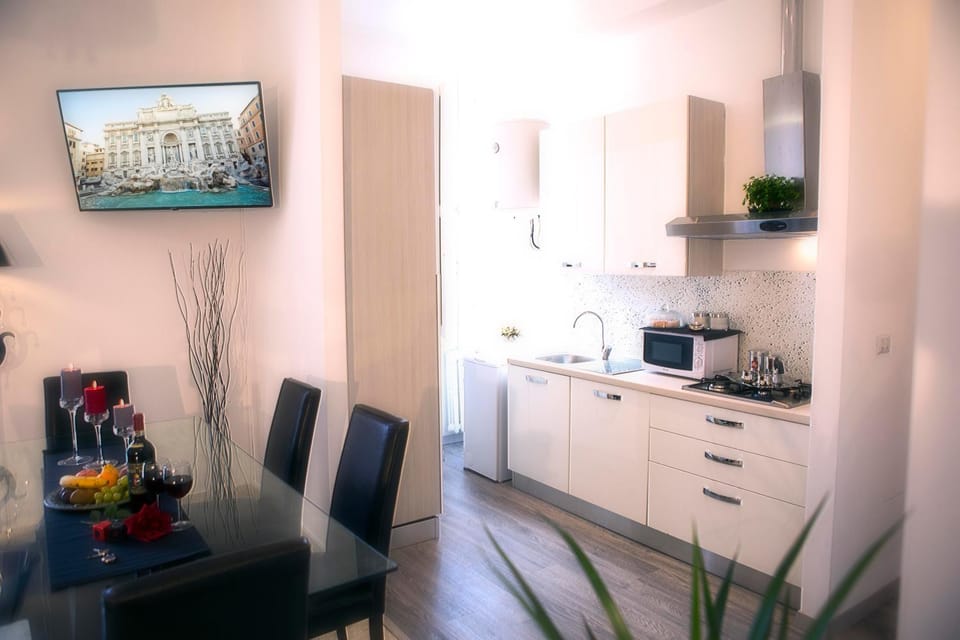 Kitchen or kitchenette, Dining area