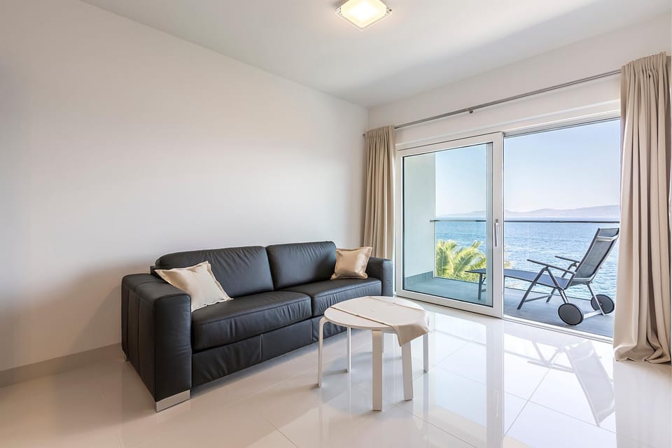 Balcony/Terrace, Living room, Seating area, Sea view